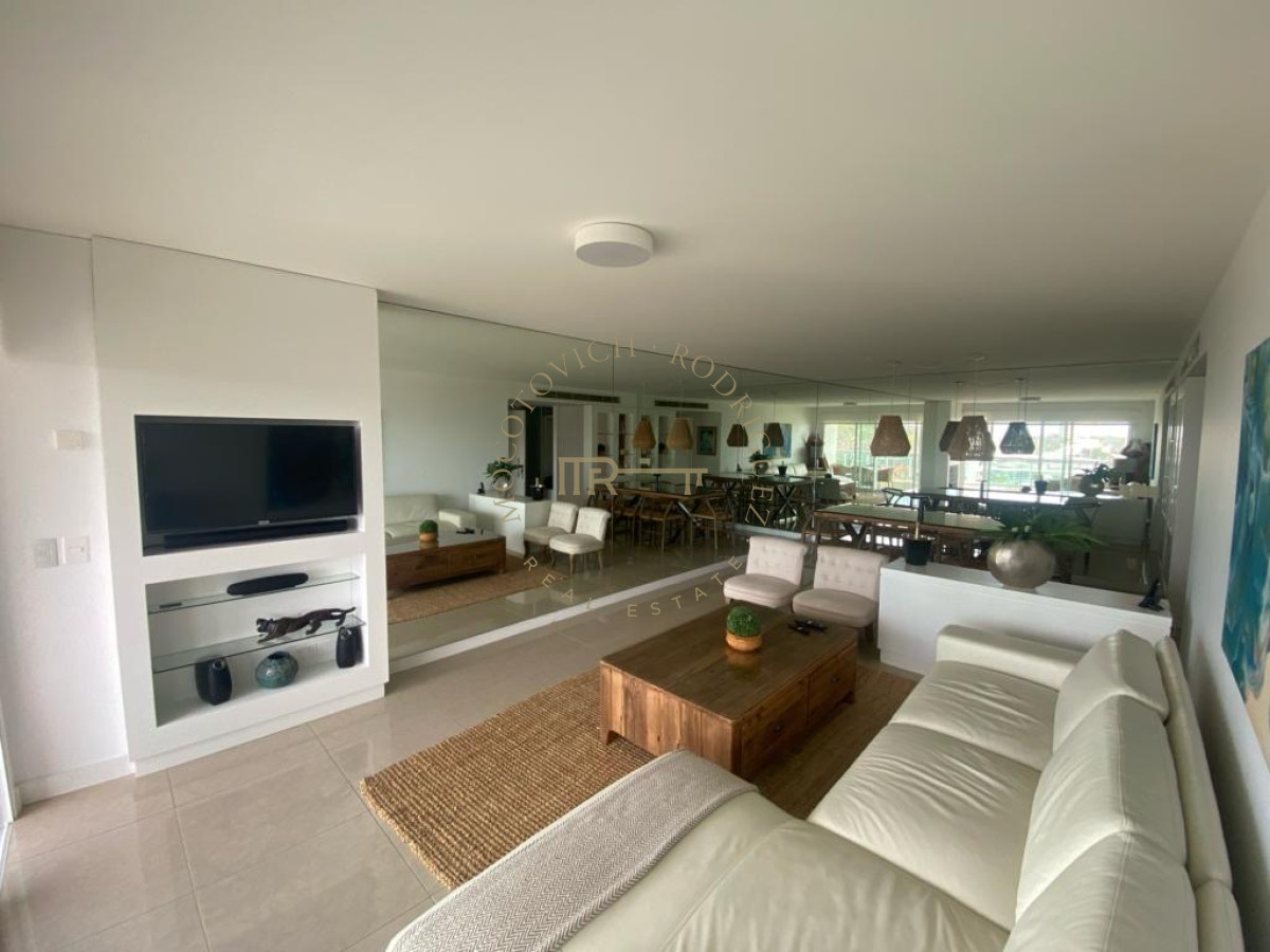 Apartamento ID.33 - Aquarela. Alquiler temporal. 2 dormitorios y dependencia de servicio.  Punta del Este.
