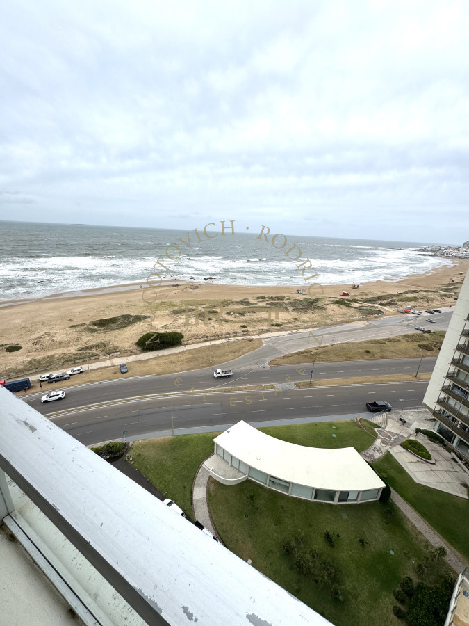 Apartamento ID.3229 - Apartamento de 4 dormitorios en alquiler con piscina, servicio de playa y mucama a diario. Punta del Este. 