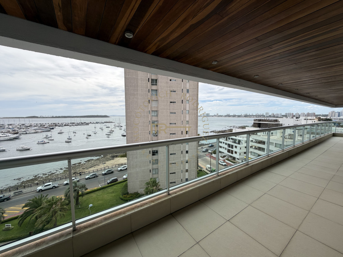 Apartamento ID.4243 - Apartamento de 4 dormitorios más dep. de servicio con vista al puerto de Punta del Este 