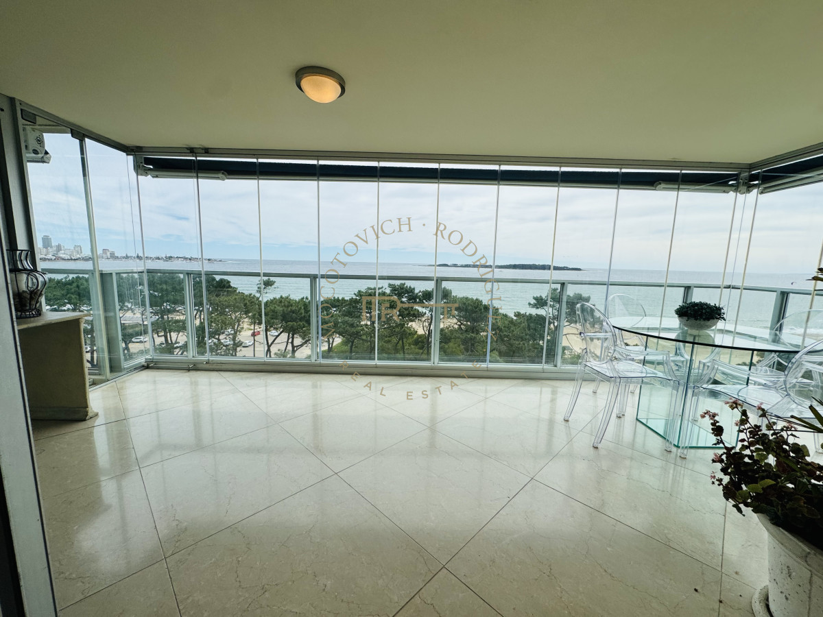 Apartamento ID.4059 - Alquiler tres dormitorios y dep de servicio. Frente al mar con vista.