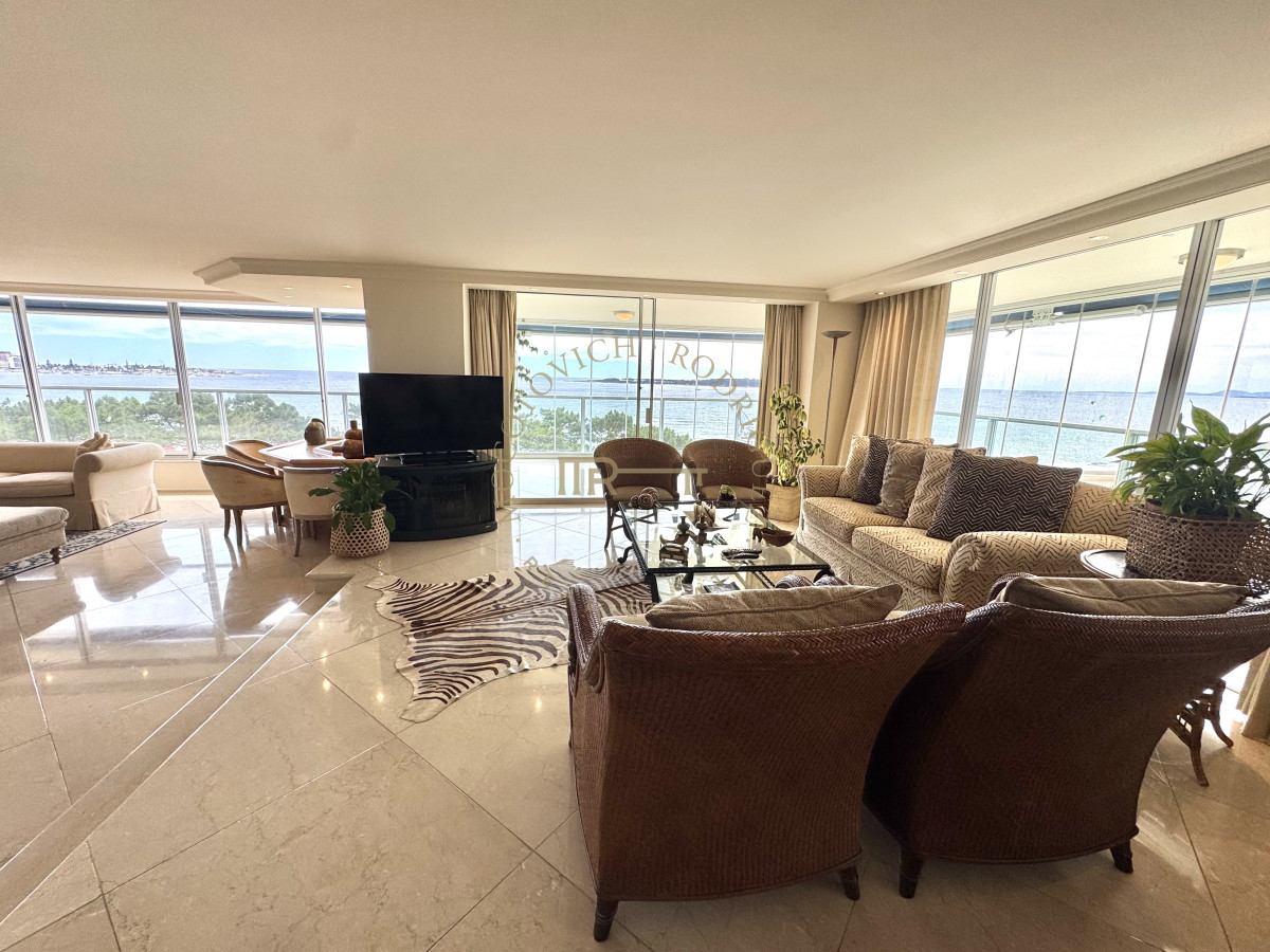 Apartamento ID.4059 - Alquiler tres dormitorios y dep de servicio. Frente al mar con vista.