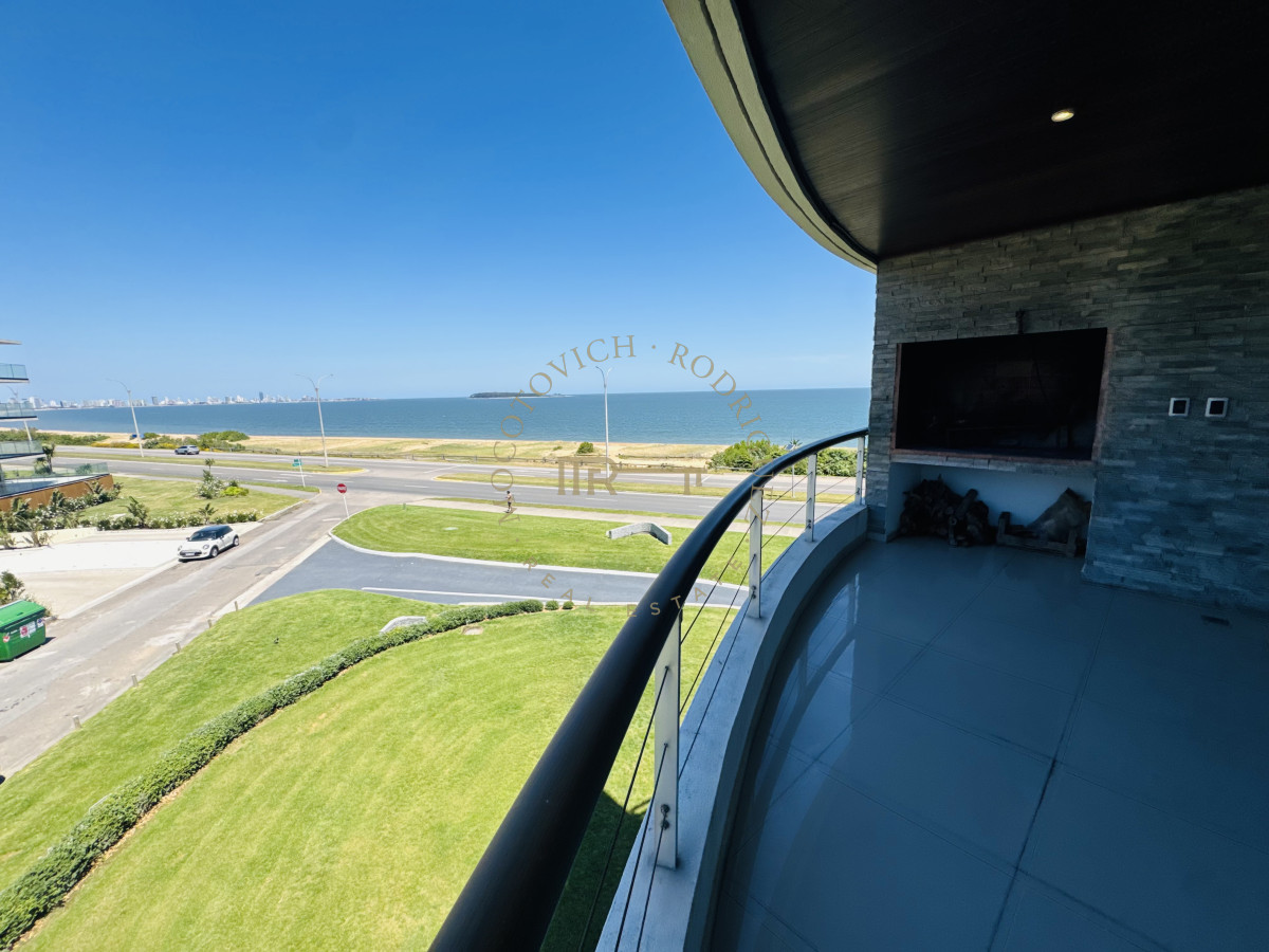 Apartamento ID.235 - Apartamento en venta  2 dormitorios con vista al mar y parrilla propia - Playa Mansa Punta del Este