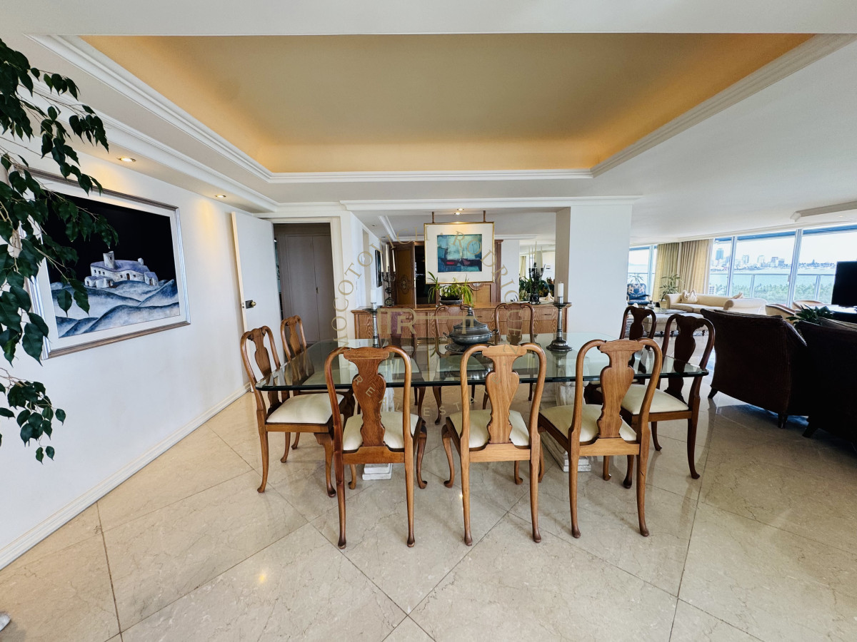 Apartamento ID.4059 - Alquiler tres dormitorios y dep de servicio. Frente al mar con vista.