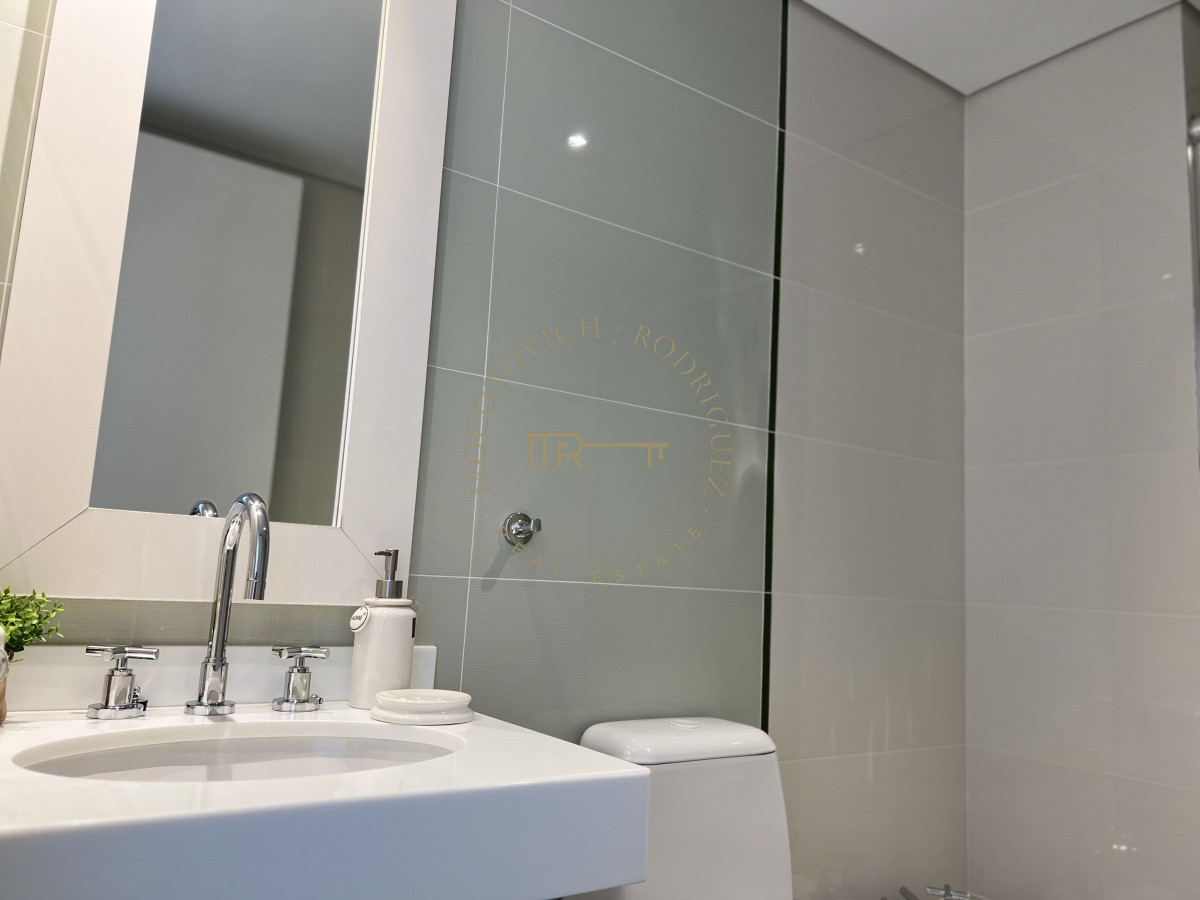 Apartamento ID.29 - Aquarela. Alquiler anual 2 dormitorios en suite más dependencia de servicio. Playa Mansa