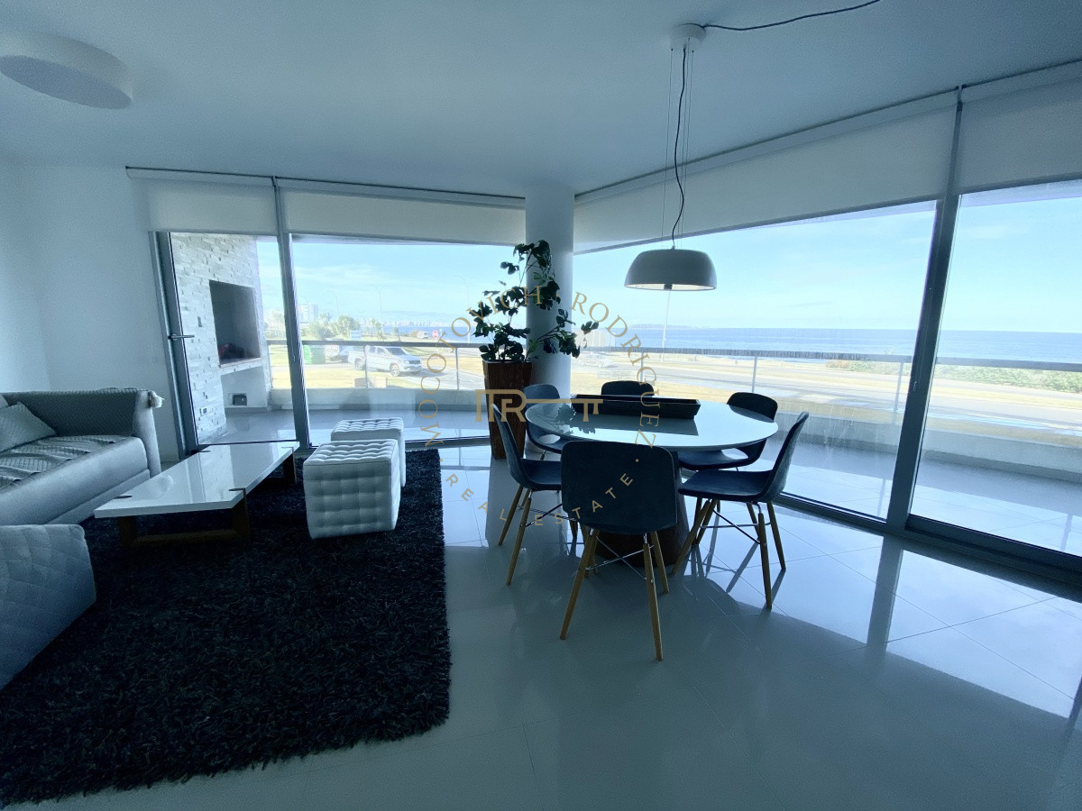Apartamento ID.874 - Playa Mansa apartamento en venta 3 dormitorios y servicio.