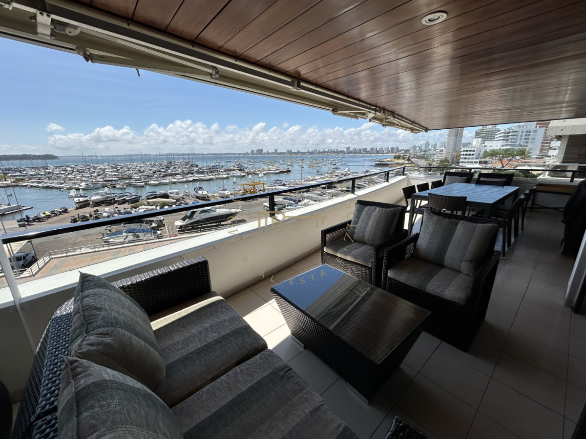Apartamento ID.4234 - Apartamento en venta de 3 dormitorios mas dep. frente al puerto de Punta del Este.