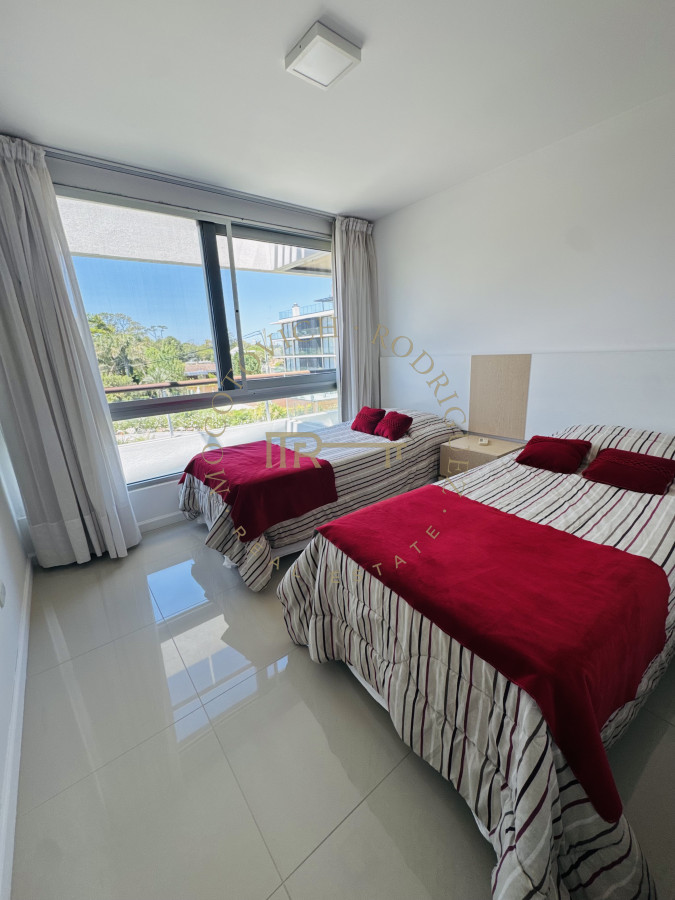 Apartamento ID.235 - Apartamento en venta  2 dormitorios con vista al mar y parrilla propia - Playa Mansa Punta del Este