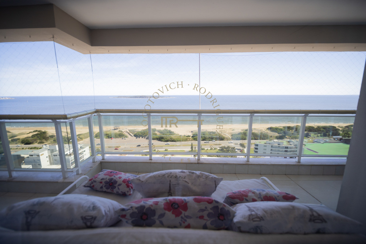Apartamento ID.3937 - Le Jardin apartamento en venta de 4 suites más servicio. Piso alto vista . Punta del Este