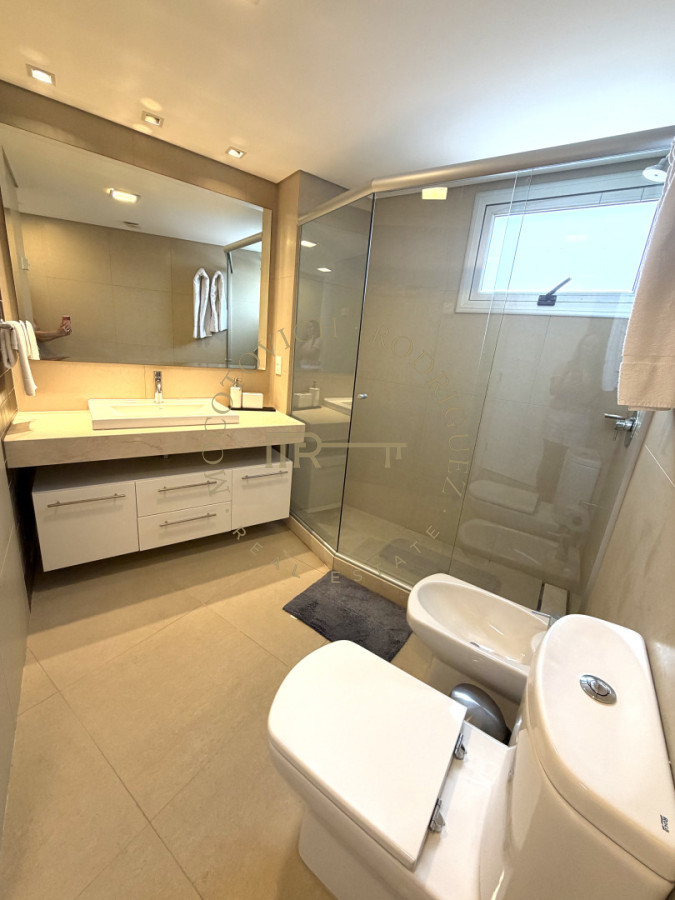 Apartamento ID.4243 - Apartamento de 4 dormitorios más dep. de servicio con vista al puerto de Punta del Este 