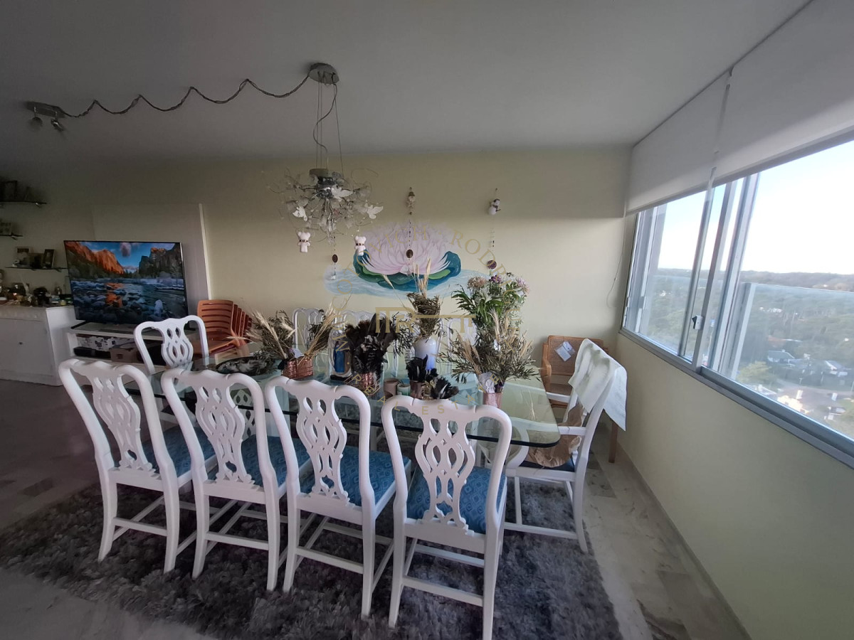 Apartamento ID.3614 - Alquiler de Apartamento de 4 dormitorios en Roosevelt