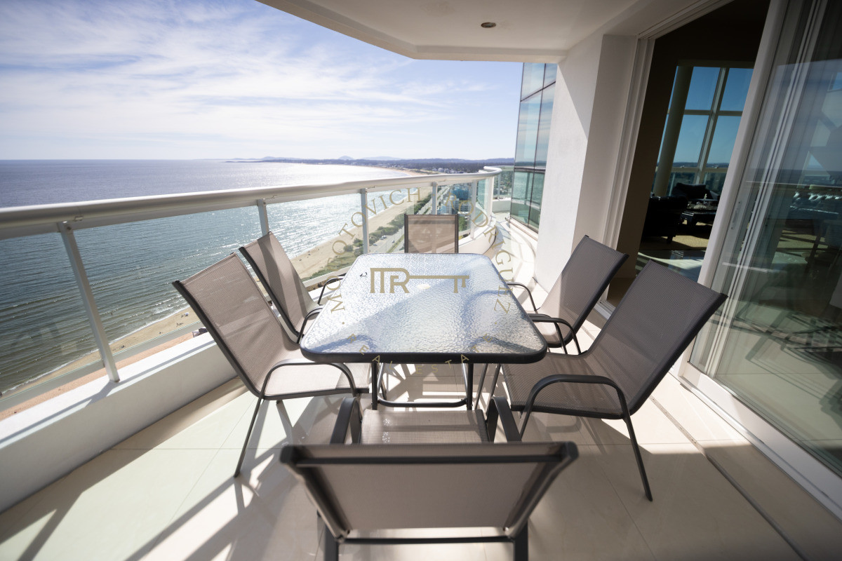 Apartamento ID.7 - Aquarela duplex en venta 4 dormitorios en venta. Playa Mansa. Punta del Este