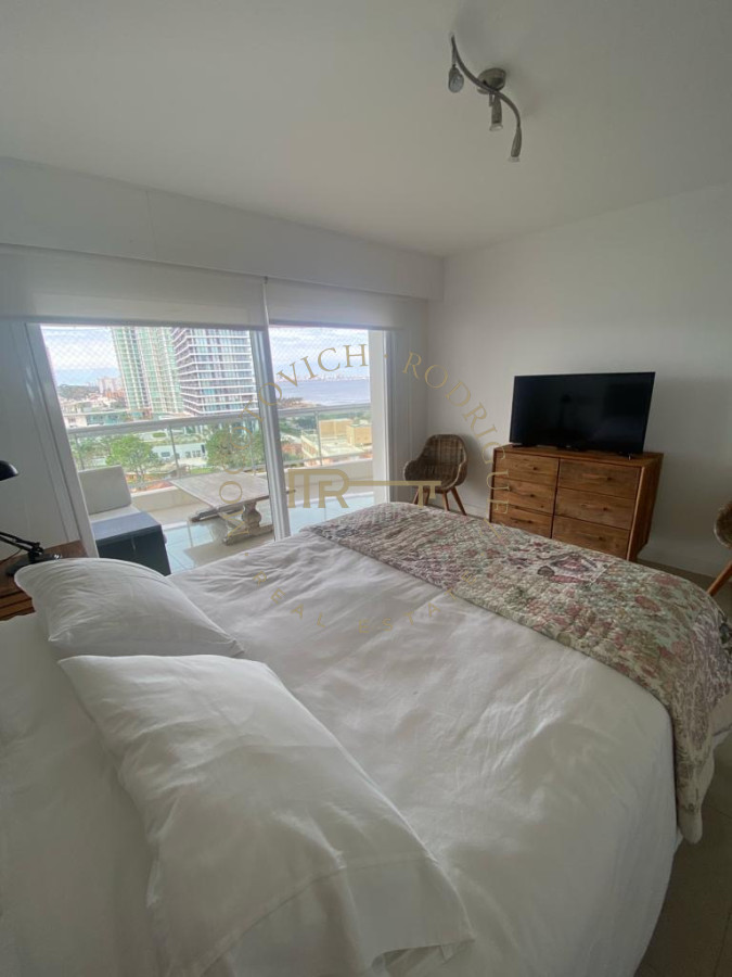 Apartamento ID.33 - Aquarela. Alquiler temporal. 2 dormitorios y dependencia de servicio.  Punta del Este.
