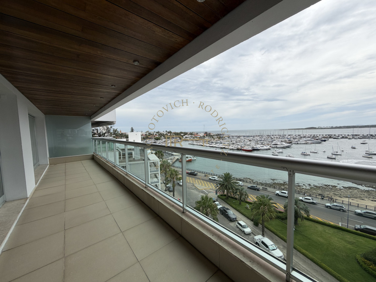 Apartamento ID.4243 - Apartamento de 4 dormitorios más dep. de servicio con vista al puerto de Punta del Este 