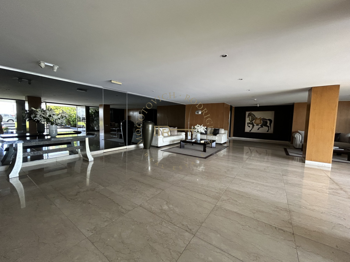 Apartamento ID.4234 - Apartamento en venta de 3 dormitorios mas dep. frente al puerto de Punta del Este.