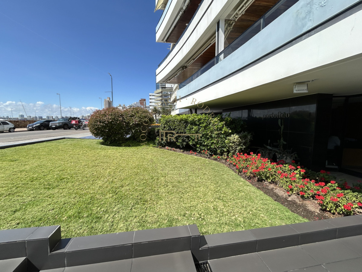 Apartamento ID.4234 - Apartamento en venta de 3 dormitorios mas dep. frente al puerto de Punta del Este.