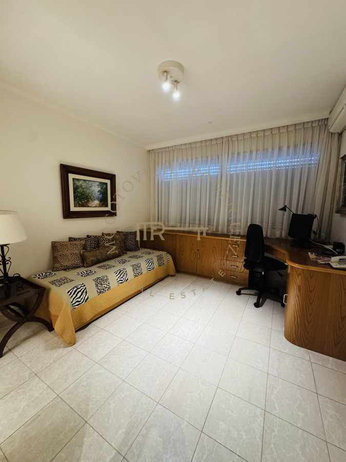 Apartamento ID.4059 - Alquiler tres dormitorios y dep de servicio. Frente al mar con vista.
