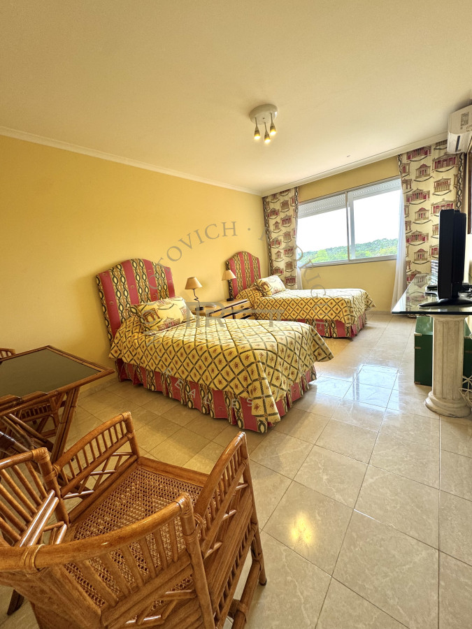 Apartamento ID.4059 - Alquiler tres dormitorios y dep de servicio. Frente al mar con vista.