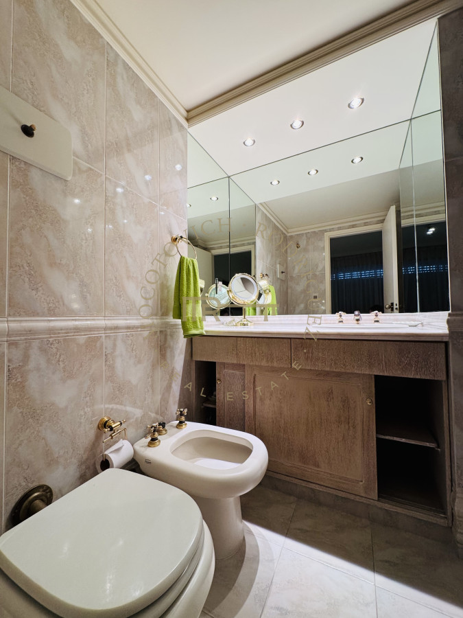 Apartamento ID.4059 - Alquiler tres dormitorios y dep de servicio. Frente al mar con vista.