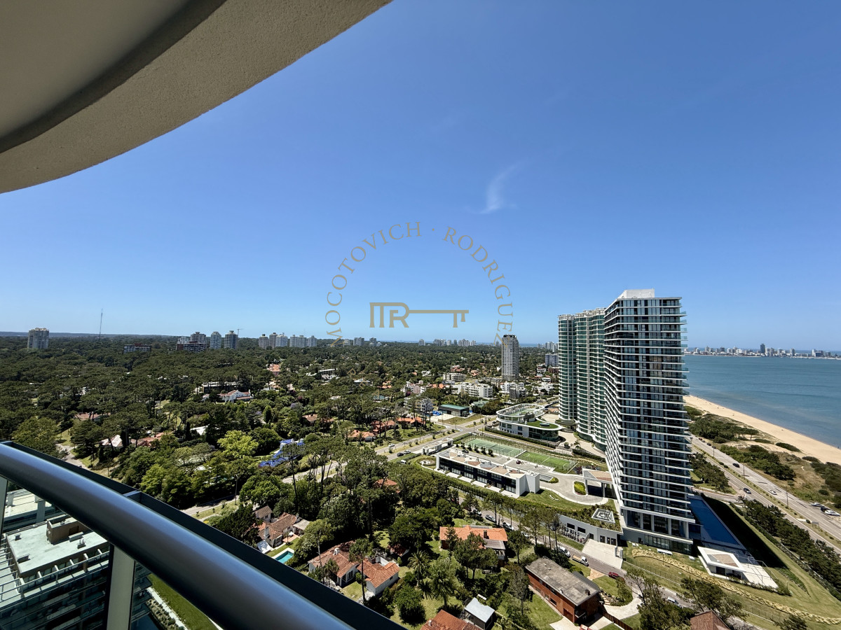 Apartamento ID.4118 - Alquiler enero 2026. Torre Aquarela dos dormitorios dos baños y dependencia de servicio.