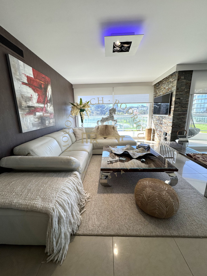 Apartamento ID.27 - Aquarela Apartamento en venta 2 dormitorios en suite y dependencia de servicio