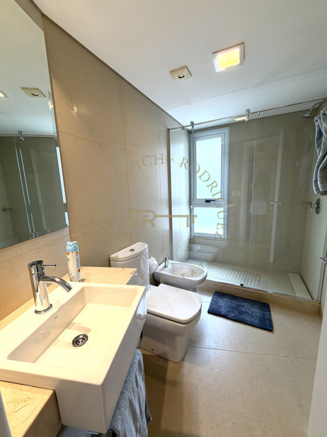 Apartamento ID.4243 - Apartamento de 4 dormitorios más dep. de servicio con vista al puerto de Punta del Este 