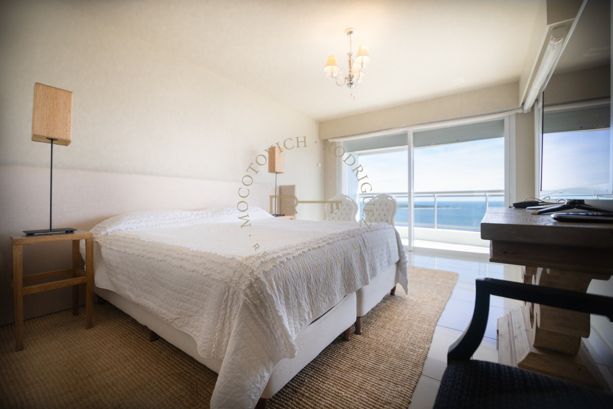 Apartamento ID.7 - Aquarela duplex en venta 4 dormitorios en venta. Playa Mansa. Punta del Este