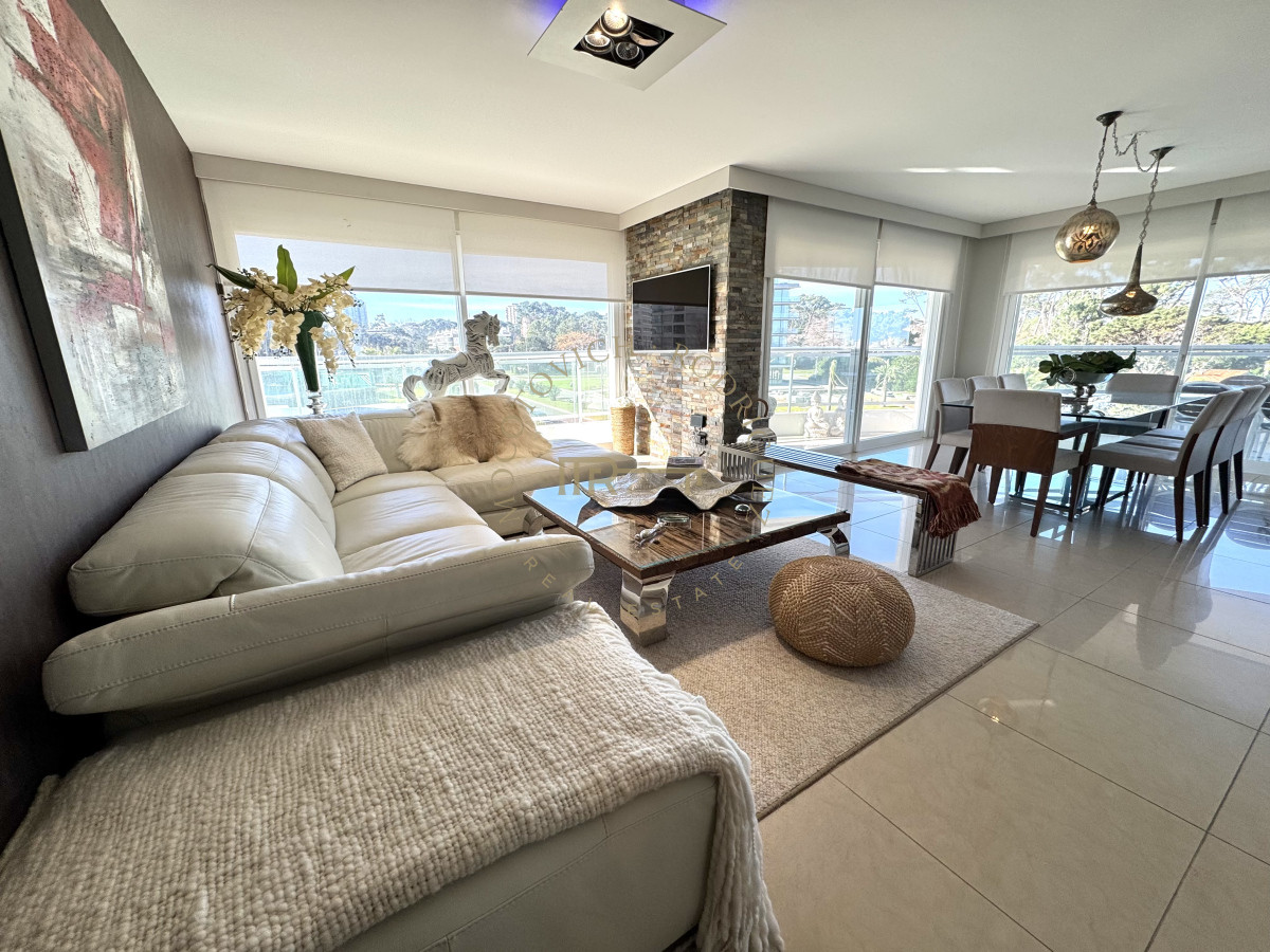 Apartamento ID.27 - Aquarela Apartamento en venta 2 dormitorios en suite y dependencia de servicio