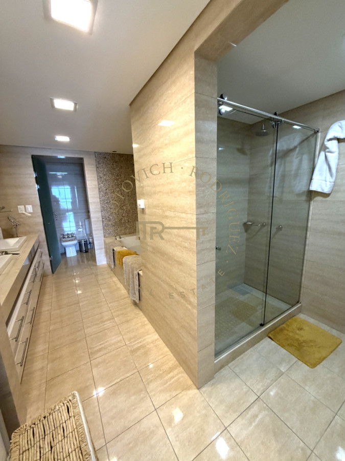 Apartamento ID.4243 - Apartamento de 4 dormitorios más dep. de servicio con vista al puerto de Punta del Este 