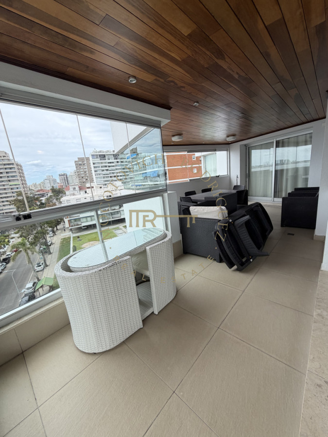Apartamento ID.4243 - Apartamento de 4 dormitorios más dep. de servicio con vista al puerto de Punta del Este 