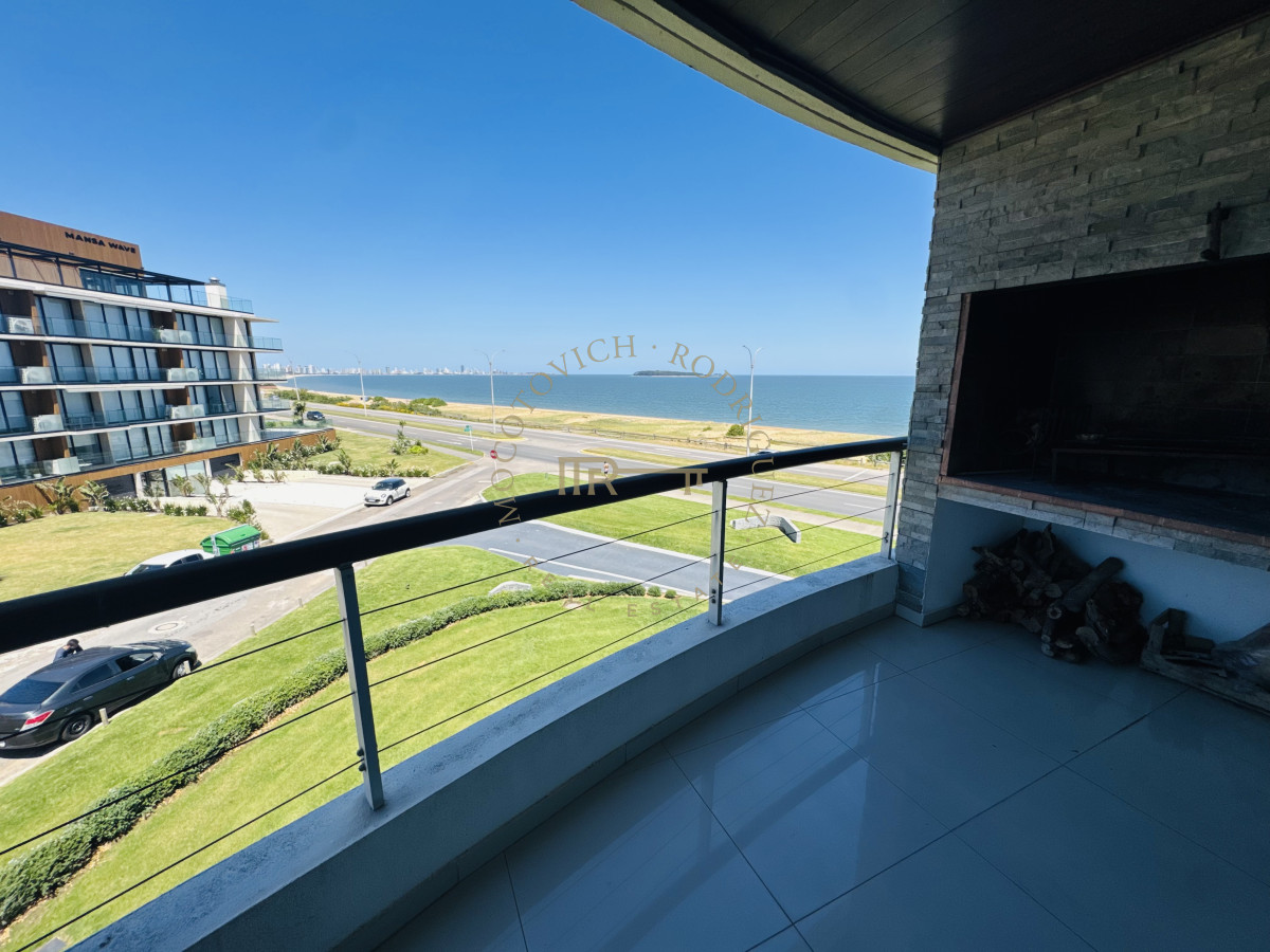 Apartamento ID.235 - Apartamento en venta  2 dormitorios con vista al mar y parrilla propia - Playa Mansa Punta del Este