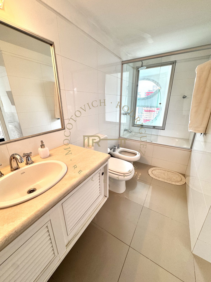 Apartamento ID.3229 - Apartamento de 4 dormitorios en alquiler con piscina, servicio de playa y mucama a diario. Punta del Este. 