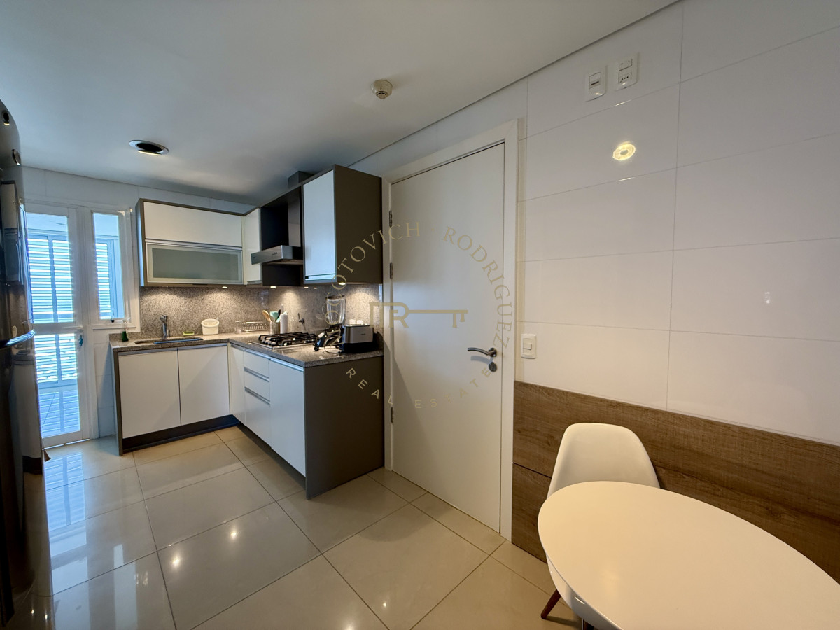 Apartamento ID.4118 - Alquiler enero 2026. Torre Aquarela dos dormitorios dos baños y dependencia de servicio.