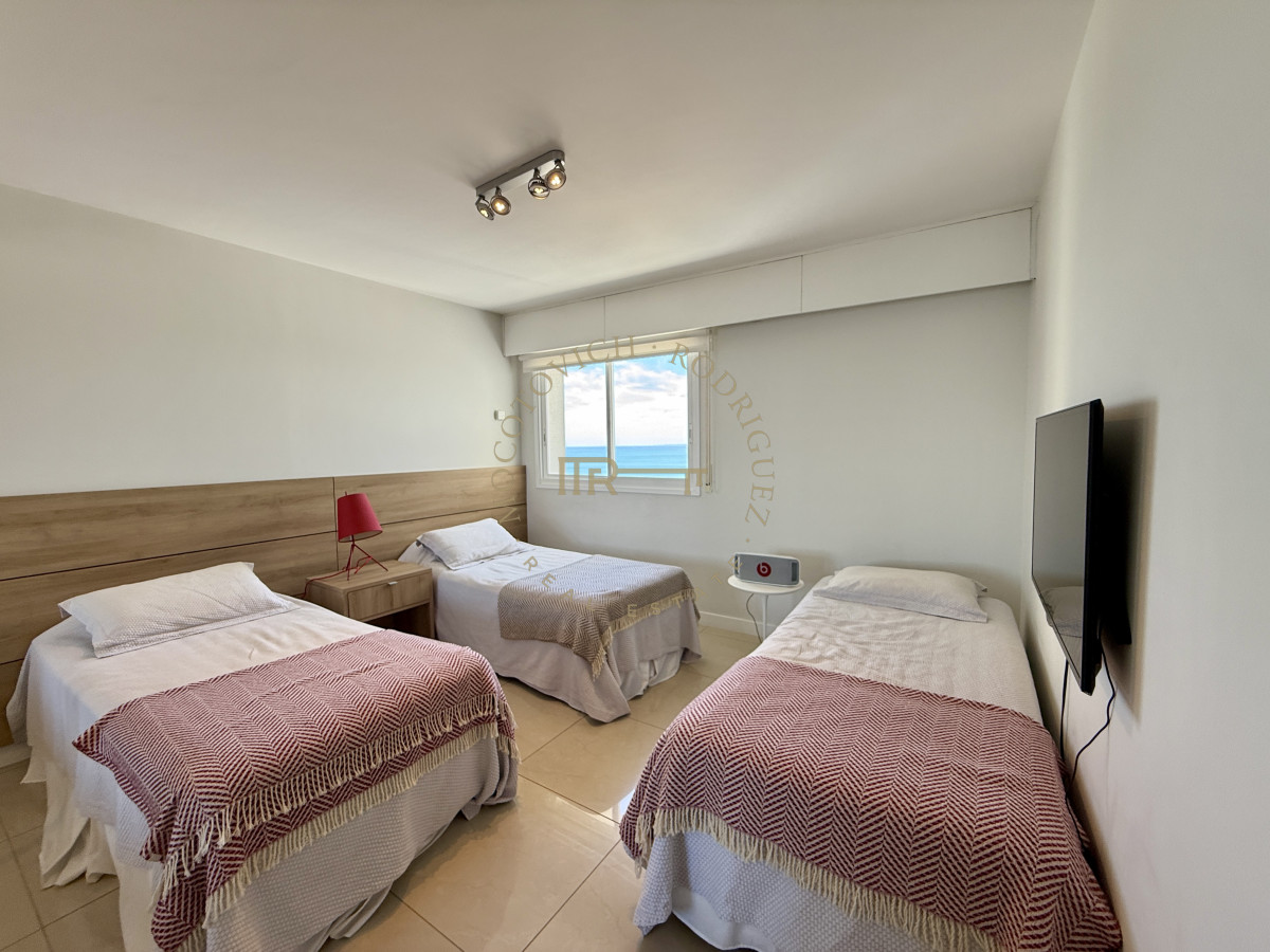 Apartamento ID.4118 - Alquiler enero 2026. Torre Aquarela dos dormitorios dos baños y dependencia de servicio.