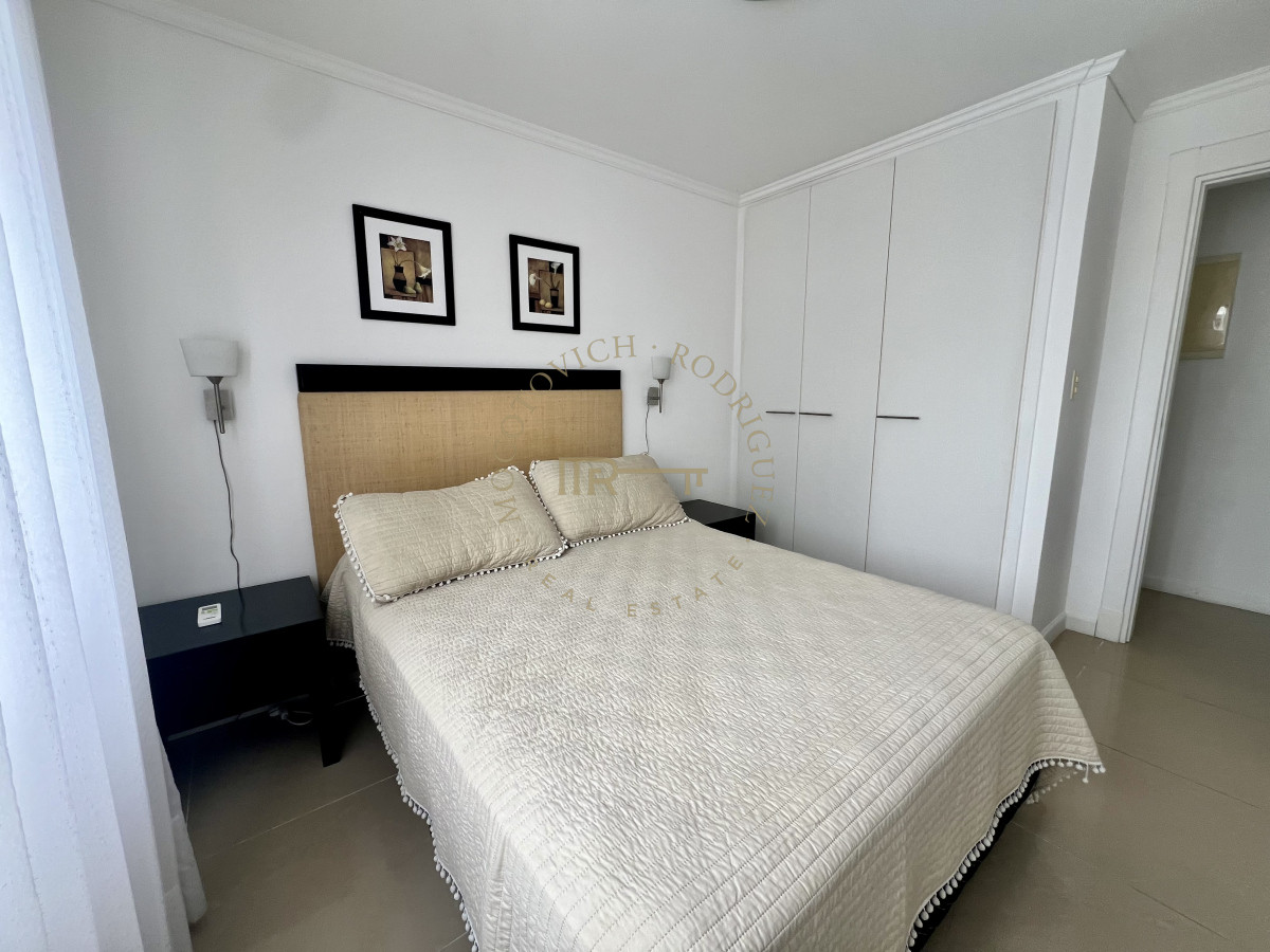 Apartamento ID.3233 - Apartamento en venta de un dormitorios con terraza y parrilla de uso exclusivo. Península Punta del este.  