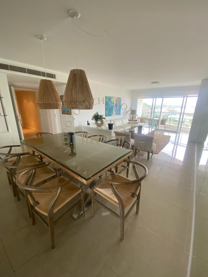Apartamento ID.33 - Aquarela. Alquiler temporal. 2 dormitorios y dependencia de servicio.  Punta del Este.