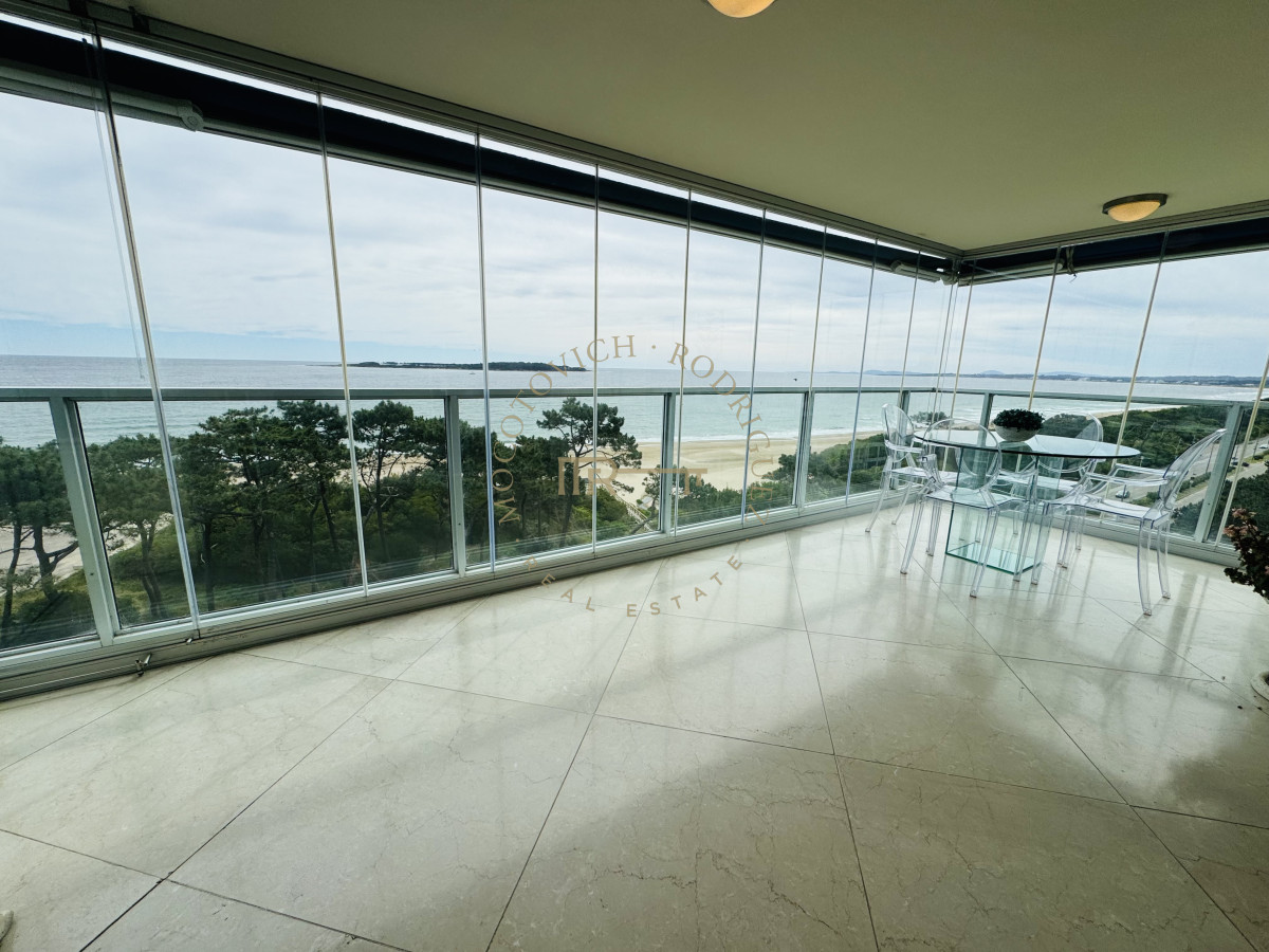 Apartamento ID.4059 - Alquiler tres dormitorios y dep de servicio. Frente al mar con vista.