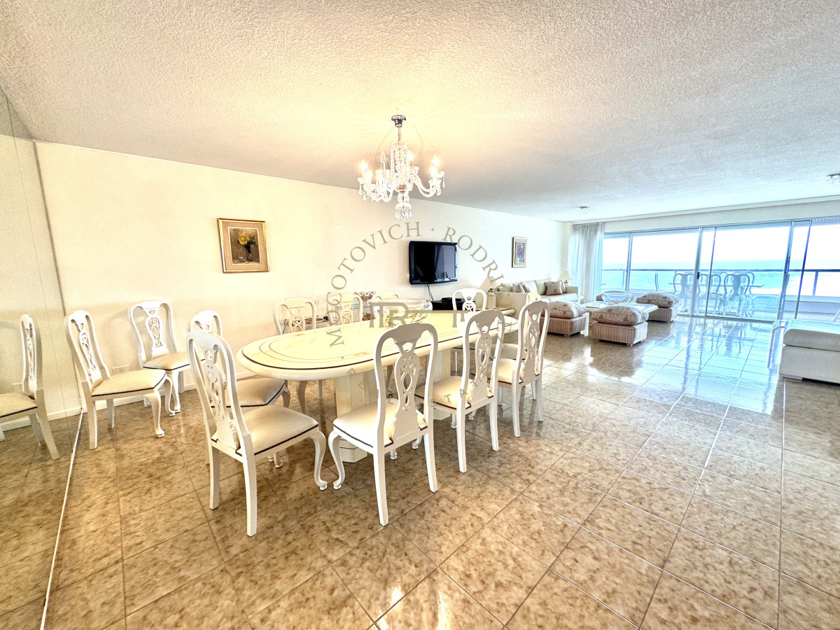 Apartamento ID.3229 - Apartamento de 4 dormitorios en alquiler con piscina, servicio de playa y mucama a diario. Punta del Este. 