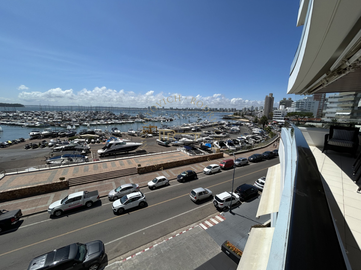 Apartamento ID.4234 - Apartamento en venta de 3 dormitorios mas dep. frente al puerto de Punta del Este.