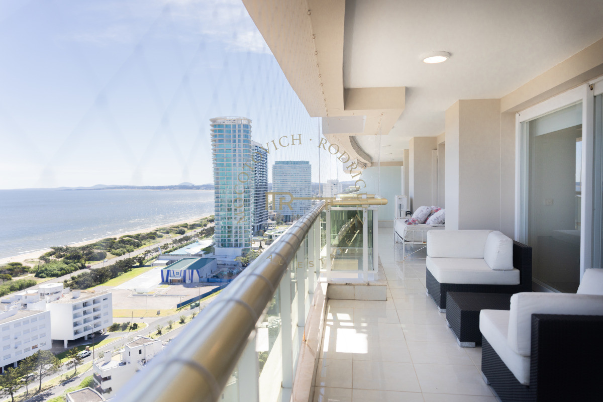 Apartamento ID.3937 - Le Jardin apartamento en venta de 4 suites más servicio. Piso alto vista . Punta del Este