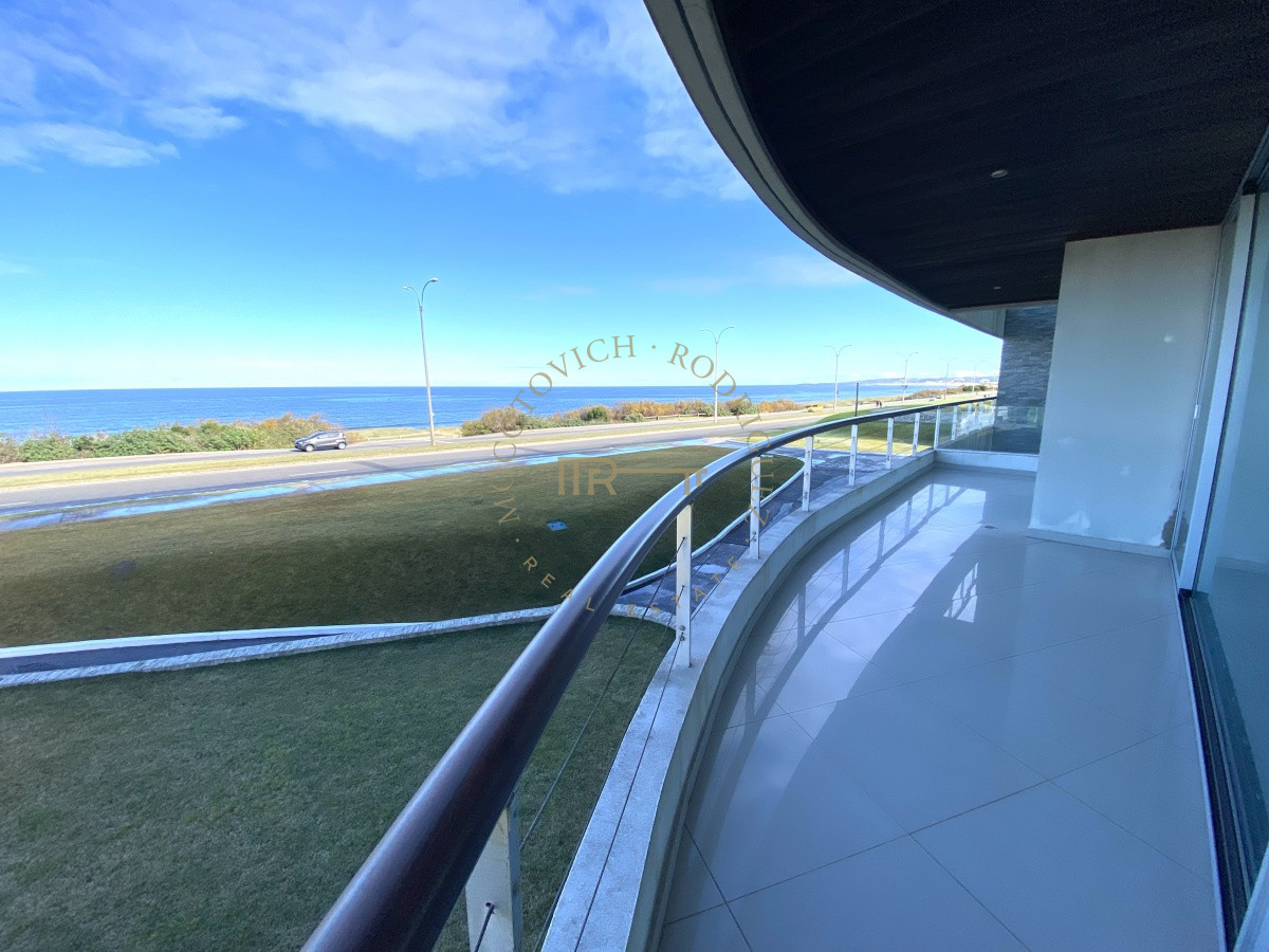 Apartamento ID.874 - Playa Mansa apartamento en venta 3 dormitorios y servicio.