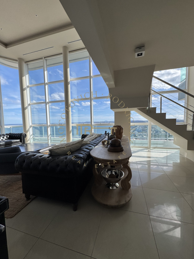 Apartamento ID.7 - Aquarela duplex  4 dormitorios en venta. Playa Mansa. Punta del Este