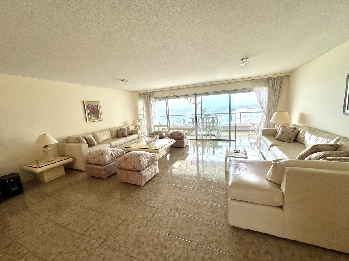 Apartamento ID.3229 - Apartamento de 4 dormitorios en alquiler con piscina, servicio de playa y mucama a diario. Punta del Este. 