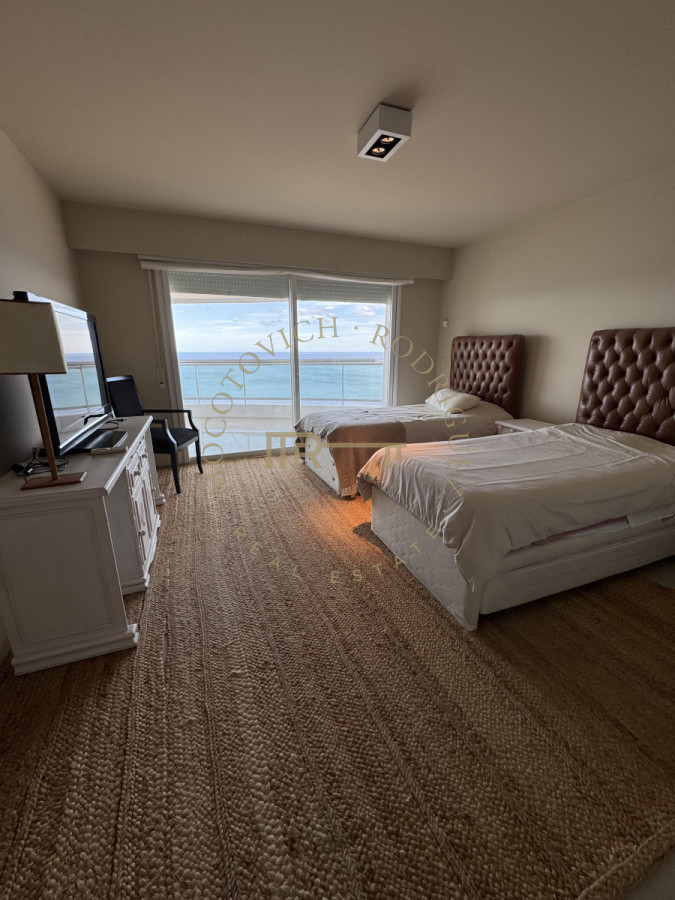 Apartamento ID.7 - Aquarela duplex  4 dormitorios en venta. Playa Mansa. Punta del Este