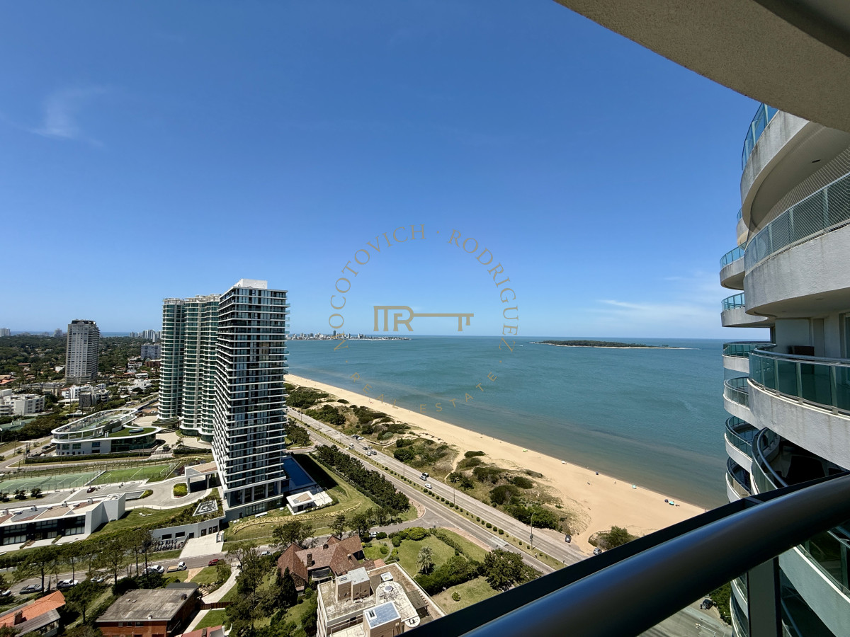 Apartamento ID.4118 - Alquiler enero 2026. Torre Aquarela dos dormitorios dos baños y dependencia de servicio.
