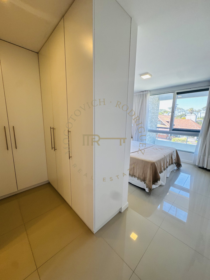 Apartamento ID.235 - Apartamento en venta  2 dormitorios con vista al mar y parrilla propia - Playa Mansa Punta del Este