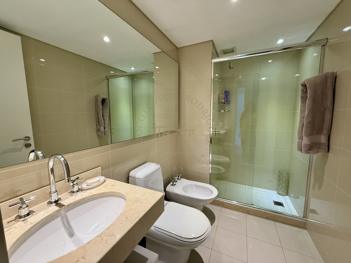 Apartamento ID.4118 - Alquiler enero 2026. Torre Aquarela dos dormitorios dos baños y dependencia de servicio.