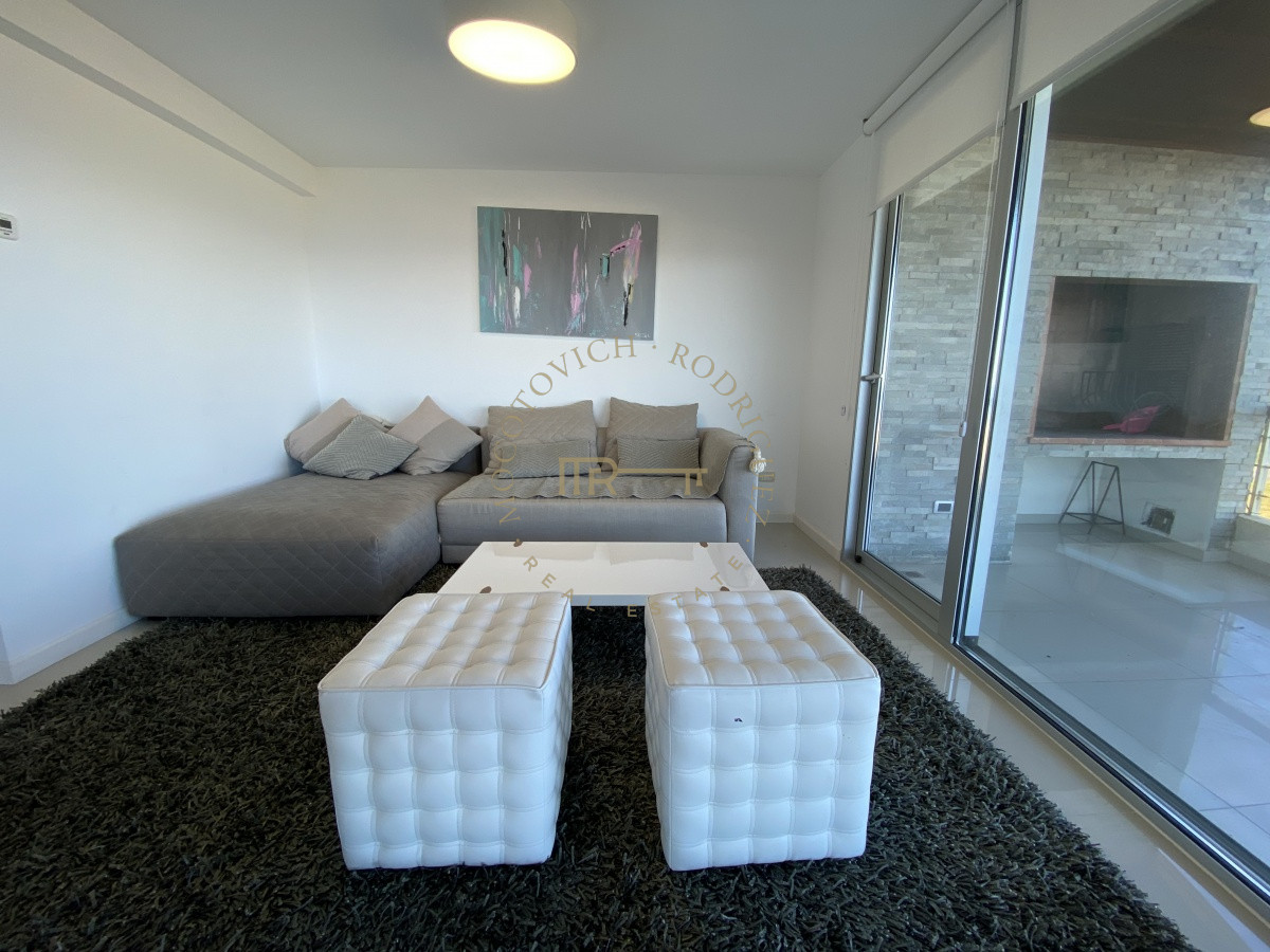 Apartamento ID.874 - Playa Mansa apartamento en venta 3 dormitorios y servicio.