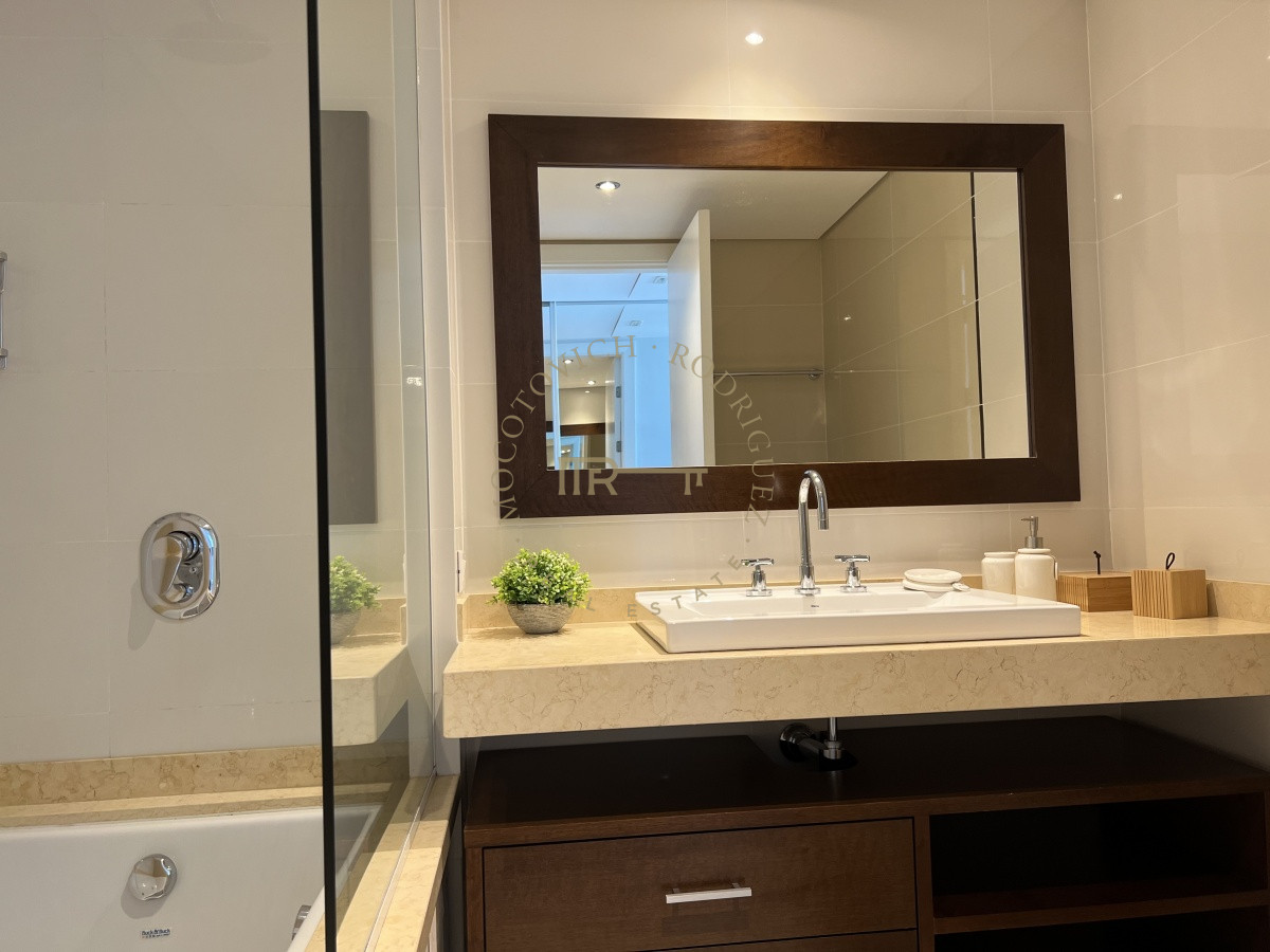 Apartamento ID.29 - Aquarela. Alquiler anual 2 dormitorios en suite más dependencia de servicio. Playa Mansa