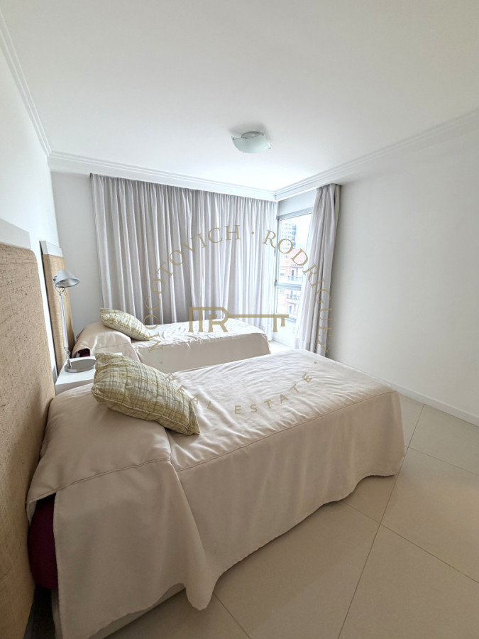 Apartamento ID.4243 - Apartamento de 4 dormitorios más dep. de servicio con vista al puerto de Punta del Este 