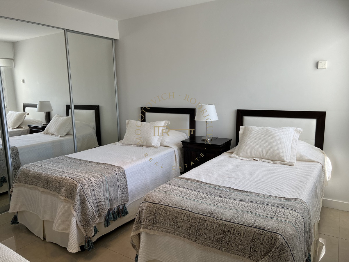 Apartamento ID.29 - Aquarela. Alquiler anual 2 dormitorios en suite más dependencia de servicio. Playa Mansa